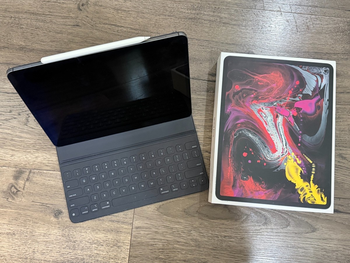 iPad Pro 12.9in 3rd Gen 512GB Cellular w/ Apple Keyboard Folio and