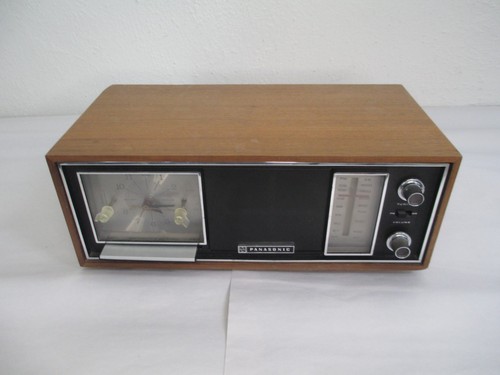 Vintage Panasonic RC-7247 Tabletop AM/FM Solid State Radio in Wooden Case Works