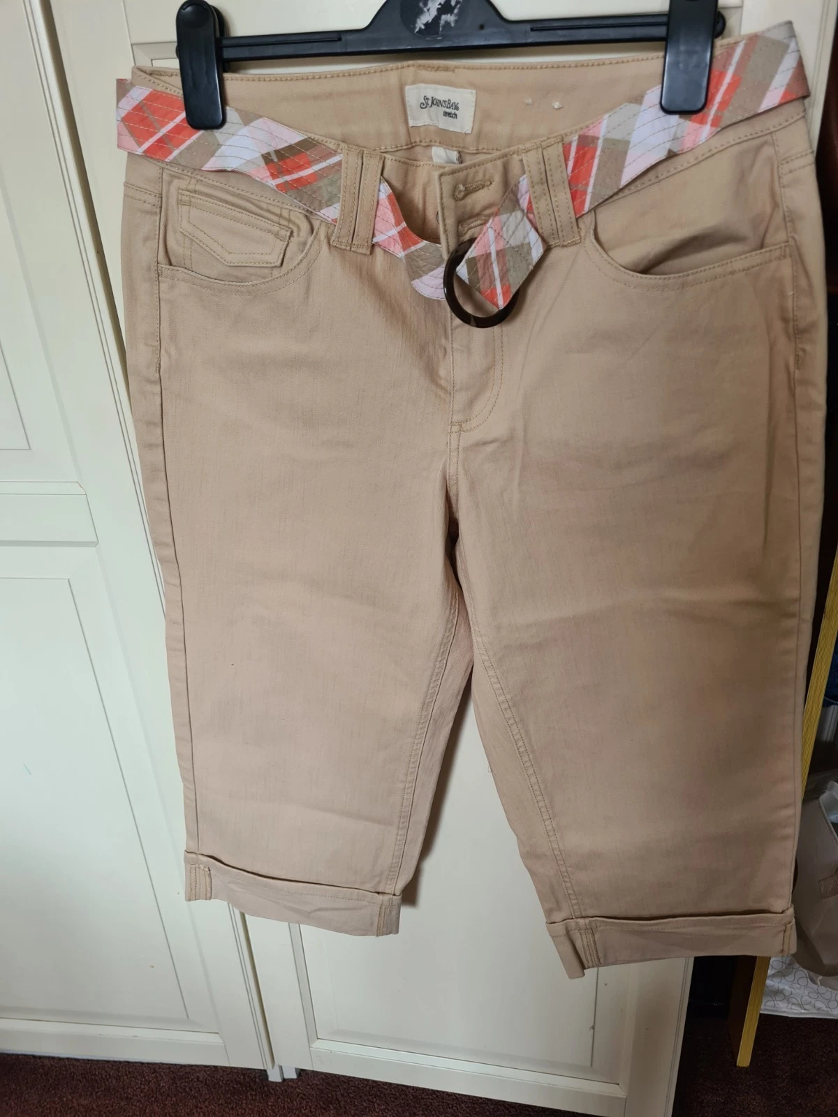 Womens Cropped 3/4 Capri Stretch Pants, Beige, New, Size 12.
