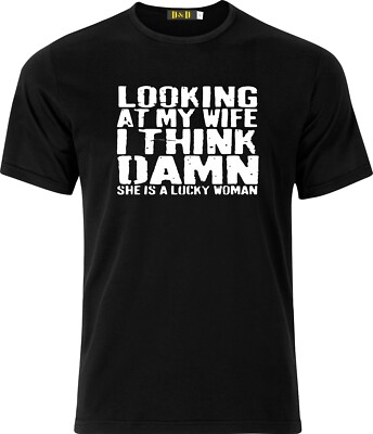 T-SHIRT LOOKING AT MY WOMAN I THINK VERDAMMT, SIE IST EINE GLÜCKLICHE FRAU GESCHENK WEIHNACHTEN ERWACHSENE