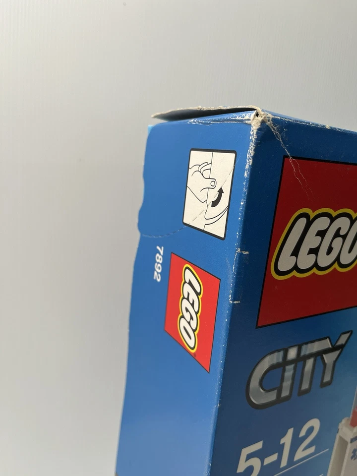 LEGO CITY Hospital 7892 (New Sealed) - Image 4 of 4