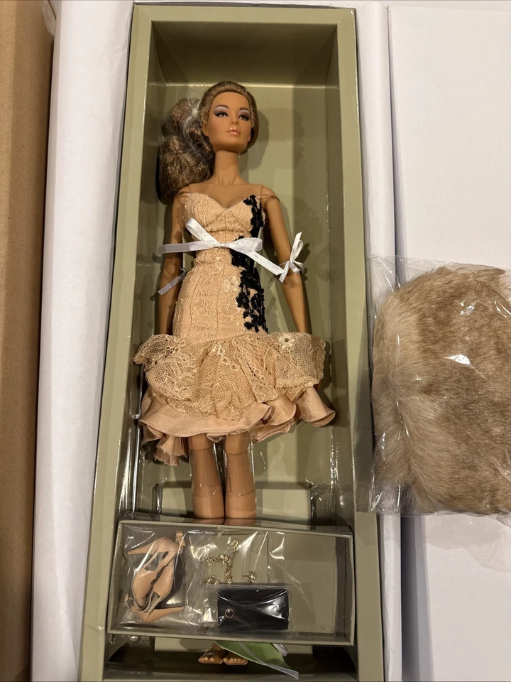 Boneca Integrity Toys FR 16 Cosmetic Surrender Elsa Lin™ LE 300 FR16 nova - Imagem 3 de 4