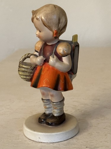 Vintage GOEBEL HUMMEL TMK 2 School Girl 81/0 GERMANY Small Chip - Picture 4 of 11