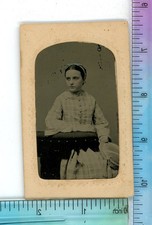 Vestido con patrón de retrato de estudio para dama joven moño cabello ormshee NY tipo ferrotipo
