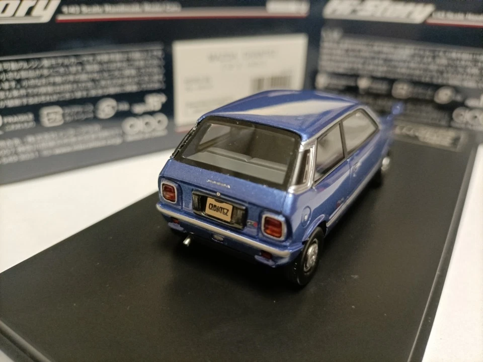 Hi story 1:43 Mazda Chantez GF II 1973 modelo sedán azul de dos puertas Foto 3 de 4