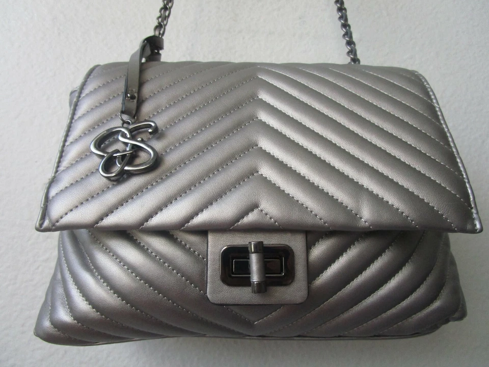 Cartera de Hombro Jessica Simpson Acolchada Peltre Bobbi Talla Pequeña Solapa a Presión Nueva con Etiquetas Foto 4 de 4