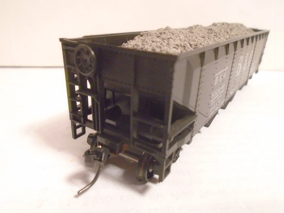 HO SCALE B&O 4 BAY HOPPER WITH KADEE COUPLERS + COAL LOADNEAR MINT CONDITION - Image 4 of 4
