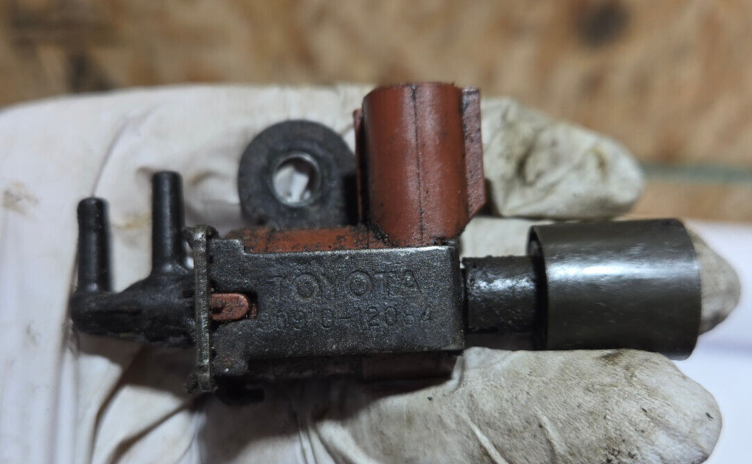 1989-1995 Toyota Pickup Truck 4Runner 22RE VSV Vacuum Switch Valve