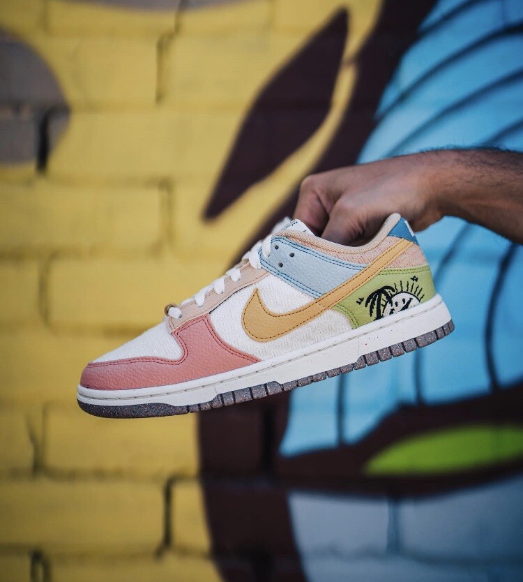 ★大人気★Nike Wmns Dunk Low SE Sun Club Sail Nike Dunk Low SE Woman's Size 8 - Sun Club Sail Sanded Gold