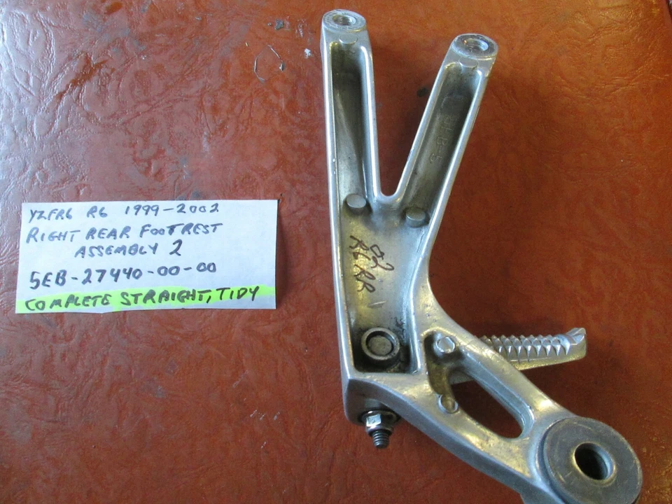 Yamaha 1999 - 2002 YZF-R6 rodapé traseiro direito e suporte, 5EB-27440-00-00 - Imagem 4 de 4