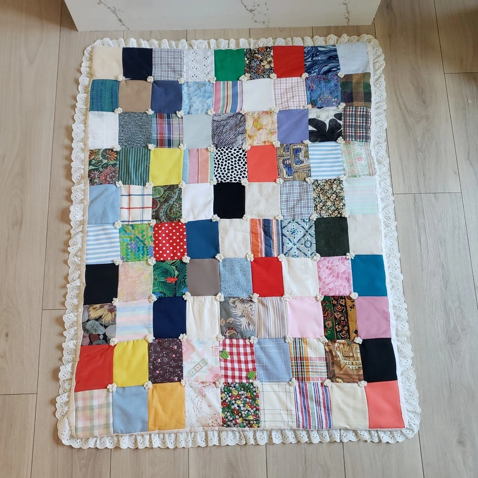 Manta de cuna acolchada de retazos hecha a mano de colección con adornos de encaje 46x34 Foto 2 de 4