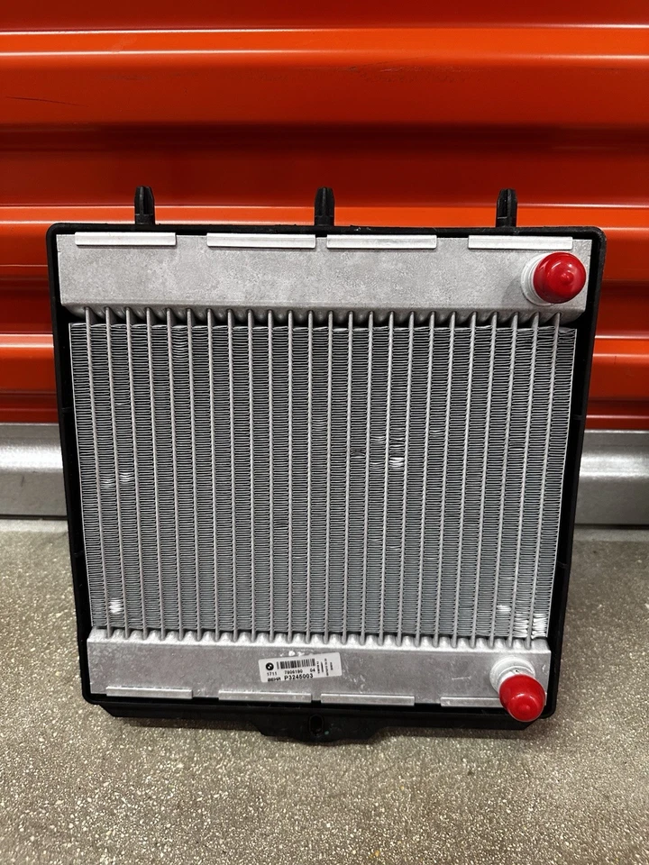 Radiador auxiliar BMW M2 CS Racing, lado derecho Foto 2 de 3