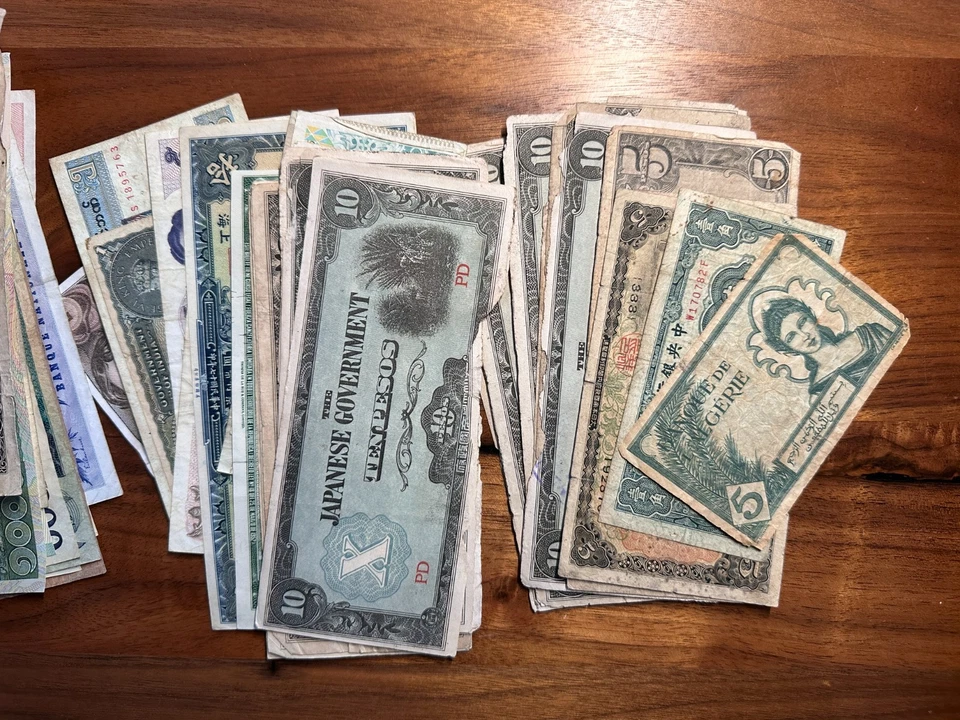 Large lot of over 180+ world banknotes circulated and uncirculated #0439 - Image 2 of 4