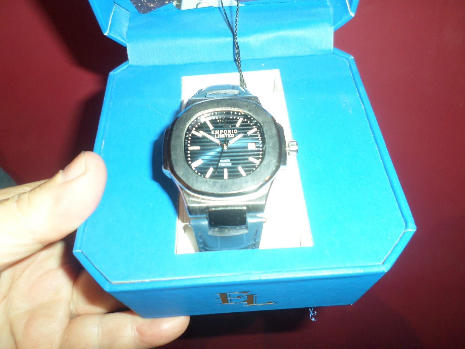 Montre homme Emporio Limited cadran noir élégant et bracelet en cuir