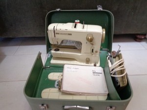 Bernina 730 Record Sewing Machine w/Case
