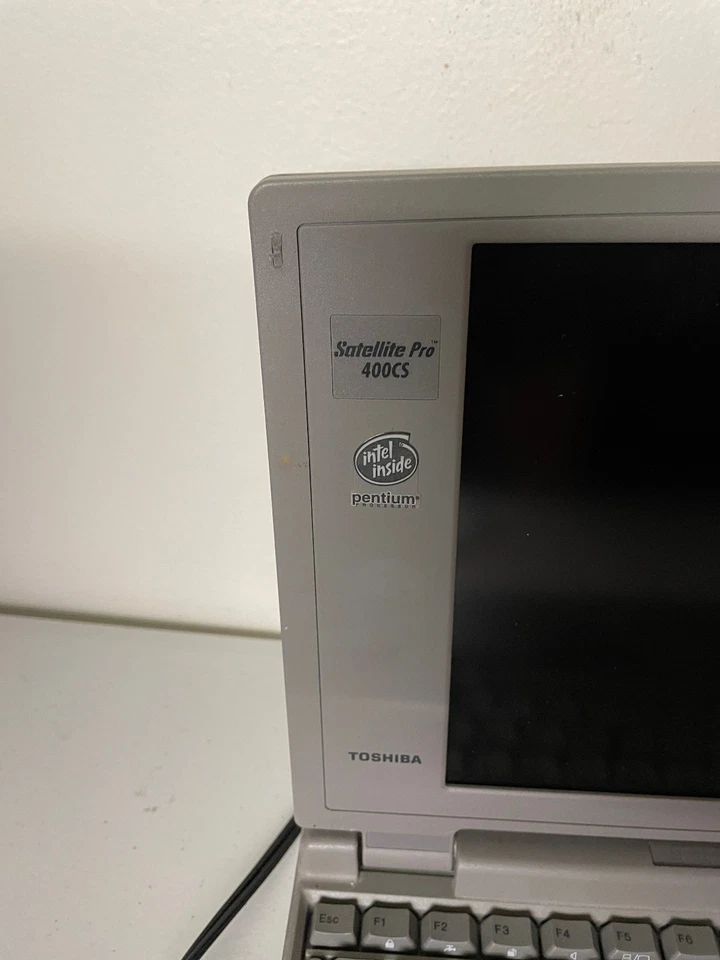 Vintage Toshiba Satellite Pro 400CS  11.3"  Sees Power, Parts Only #600A - Image 3 of 4