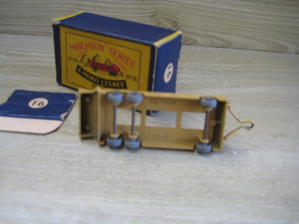 MATCHBOX 1-75 R/ WHEELS  MB16A  TRANSPORTER TRAILER  MINT  B3 BOX  Flap detached - Image 3 of 3