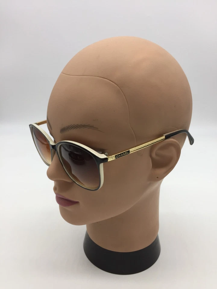 Gafas de sol Chanel para mujer con montura negra/blanca de moda 57-17-137 lentes marrones Foto 3 de 4