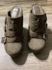 Juicy Couture Collette Heels Clogs Slides Mules Shoes Brown Suede Womens Sz 7.5