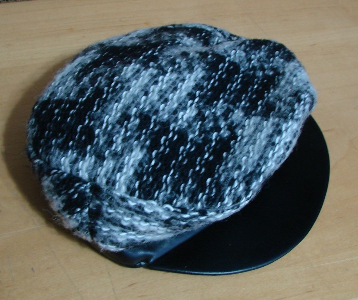 Tarnish Boucle Newsboy Cap Wool and Leather Black White  display picture 2
