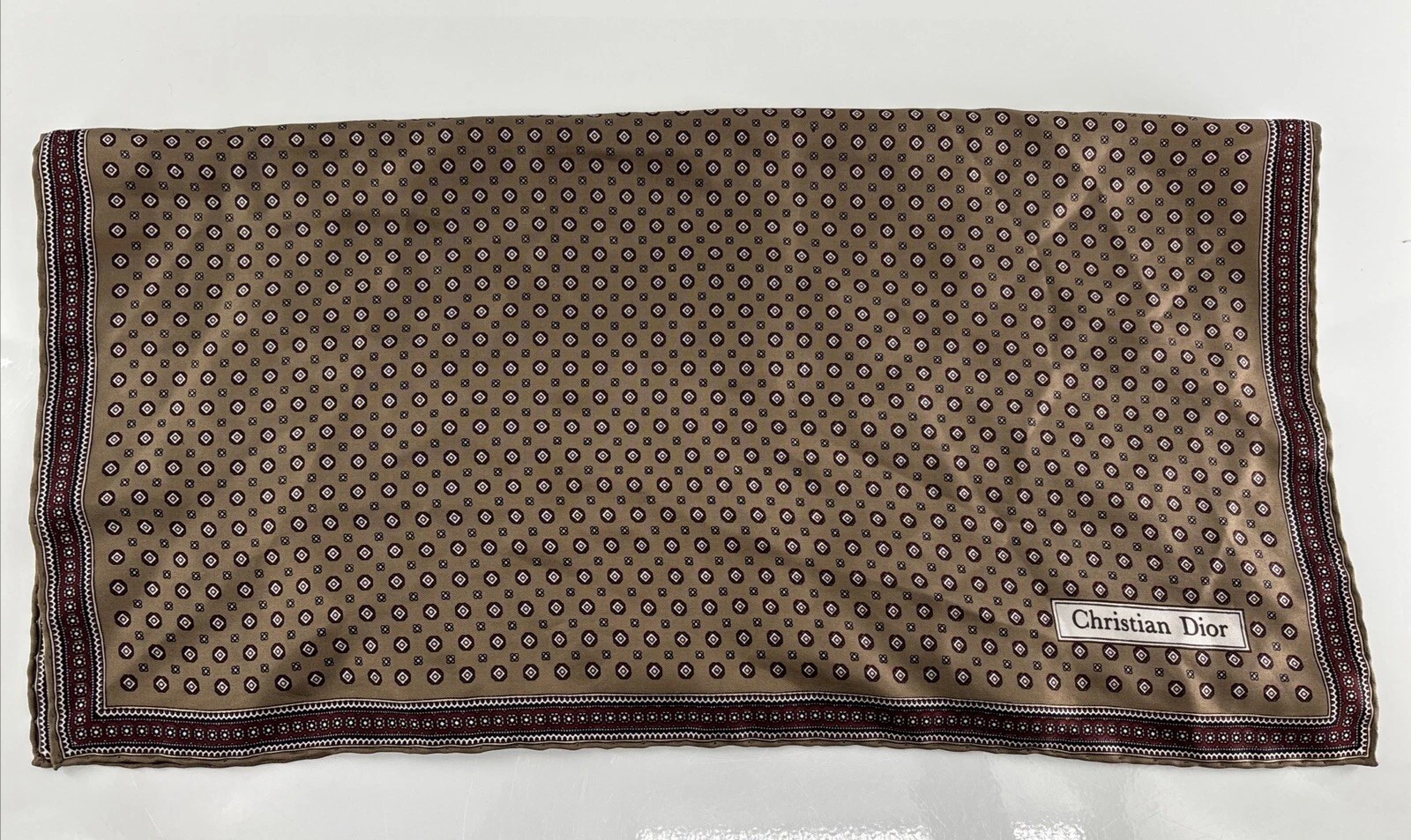 Foulard Christian Dior en soie marron motif diamant 18