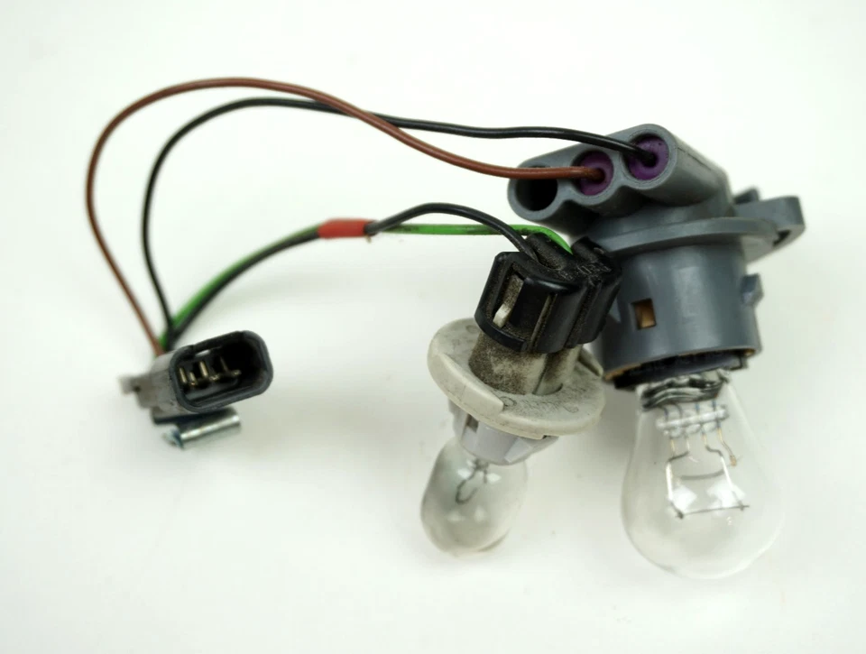 Arnés de cableado de luz trasera interior derecho (lado del maletero) para Oldsmobile Alero Foto 2 de 2