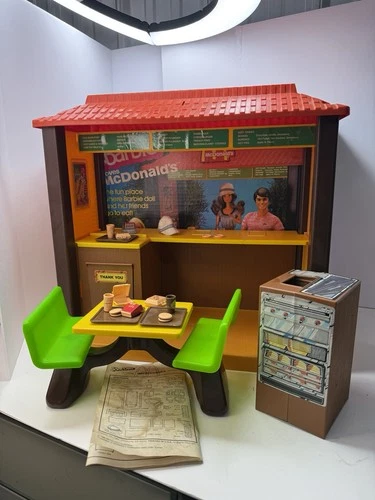 VINTAGE 1982 BARBIE LOVES MCDONALDS PLAY SET #5559 ALMOST COMPLETE No Barbie