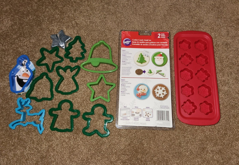CHRISTMAS/WINTER COOKIE AND CANDY MOLD SETS, COOKIE CUTTERS, LOT OF 13 ITEMS