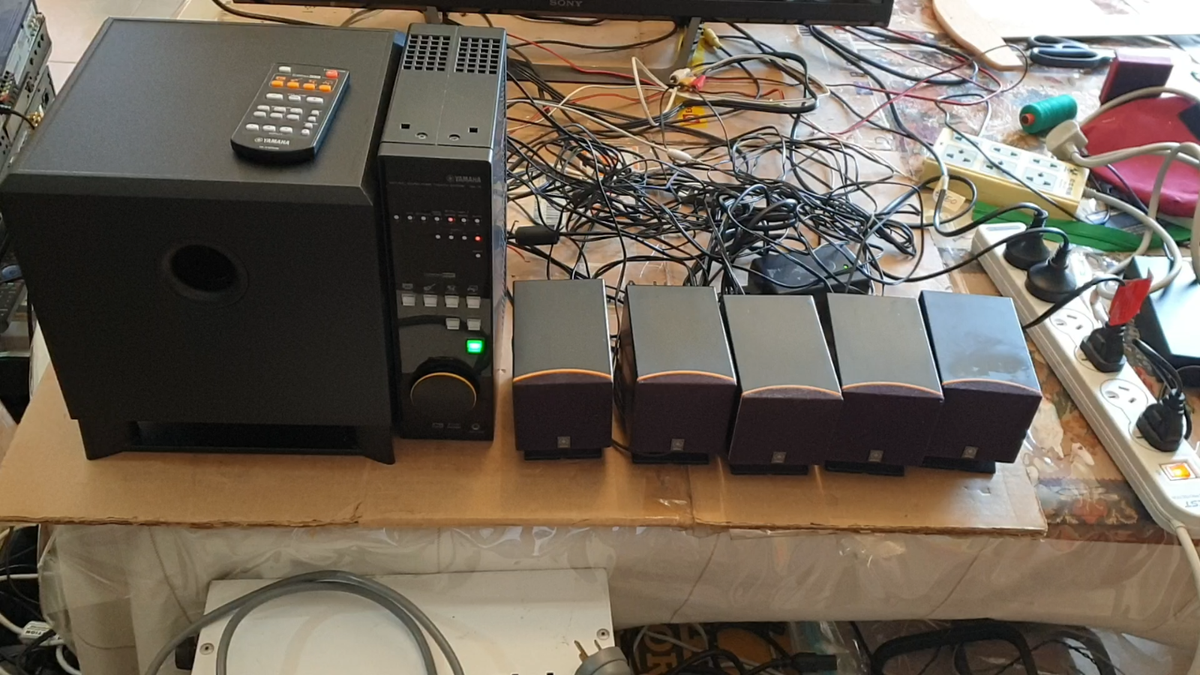 Yamaha TSS-15 5.1 Channel Home Theater System with remote in good