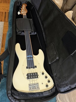 Sadowsky 4-String Electric Bass Guitar White Right-Handed with Gig Bag