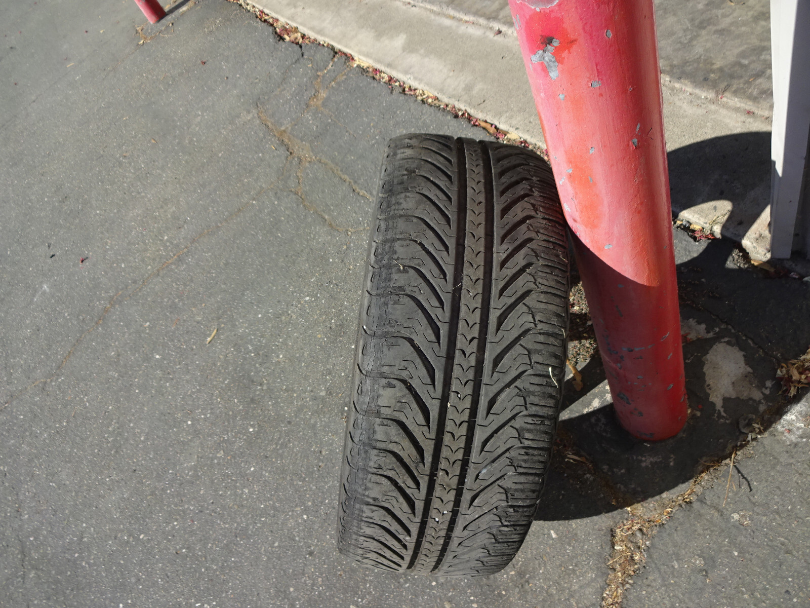 Maserati 4200 Front Wheel/ Rim And Tire 8x18 Inch - P/N 199033
