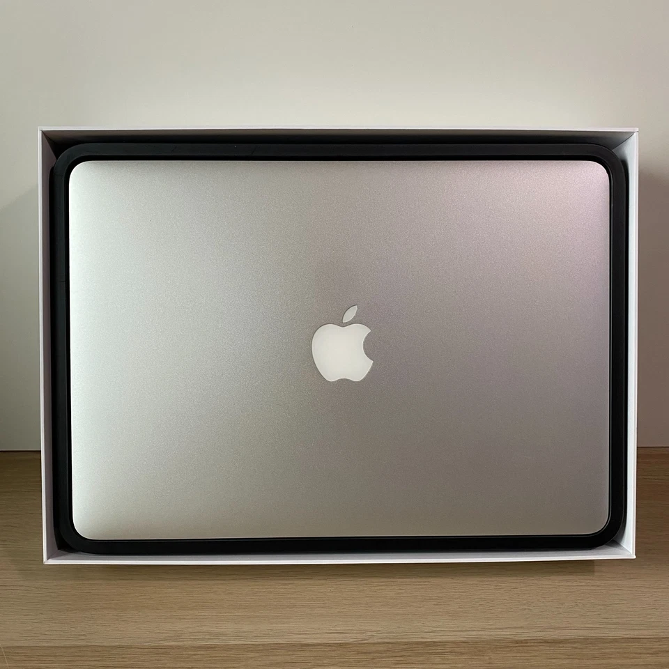 Apple MacBook Air - 13" Display - 2017 - Core i5 1.6GHz - 256GB SSD - 8GB RAM - Image 3 of 4