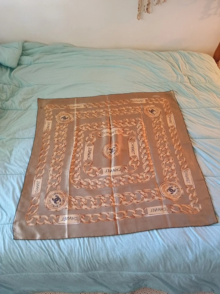 Clásico CHANEL Bufanda Cadena y Medallón Estampado 33" Cuadrado.  Foto 3 de 4