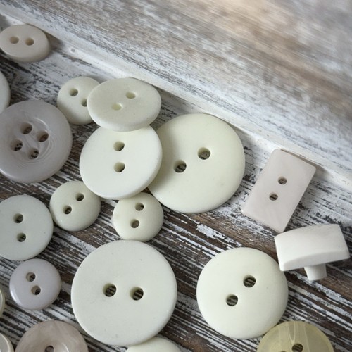Vintage Unbranded Buttons 29 Counts Mixed Lot, Sizes For Crafting & Sewing CREAM - Picture 8 of 9