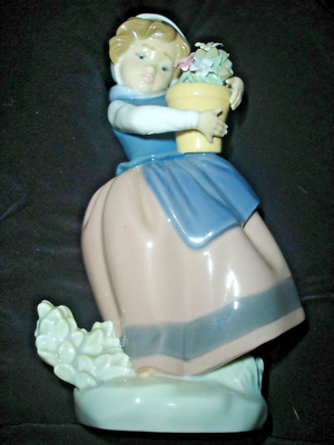 置物 LLADRO 5223 SPRING IS HERE Fantastic Retired Lladro #5223 “Spring is Here” Girl with flower