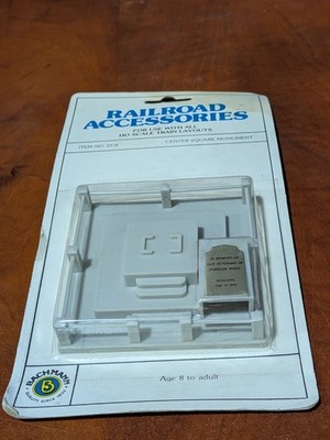 Bachmann - HO Scale - #2318 - Center Square Monument - NOS