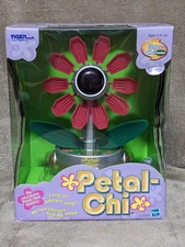 Vintage 2001 Tiger Electronics Petal Chi Dancing Daisy Singing Flower Pink NEW!