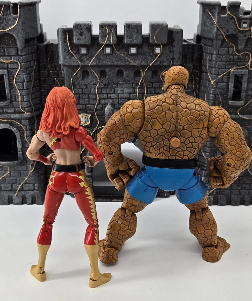Paquete de 2 figuras de acción a escala 1:12 Thundra vs Thing de Marvel Legends Fantastic Four Foto 4 de 4