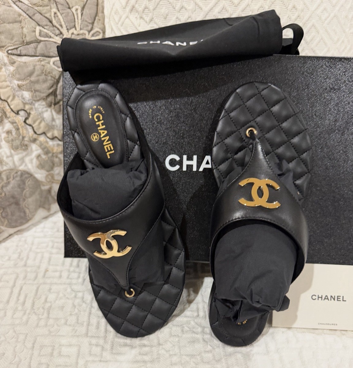 NIB 2026 CHANEL Black Lambskin Leather Golden CC Logo Flat Thong