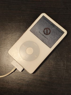 Apple iPod Classic 30GB 5th Gen A1136 White For Parts/Repair