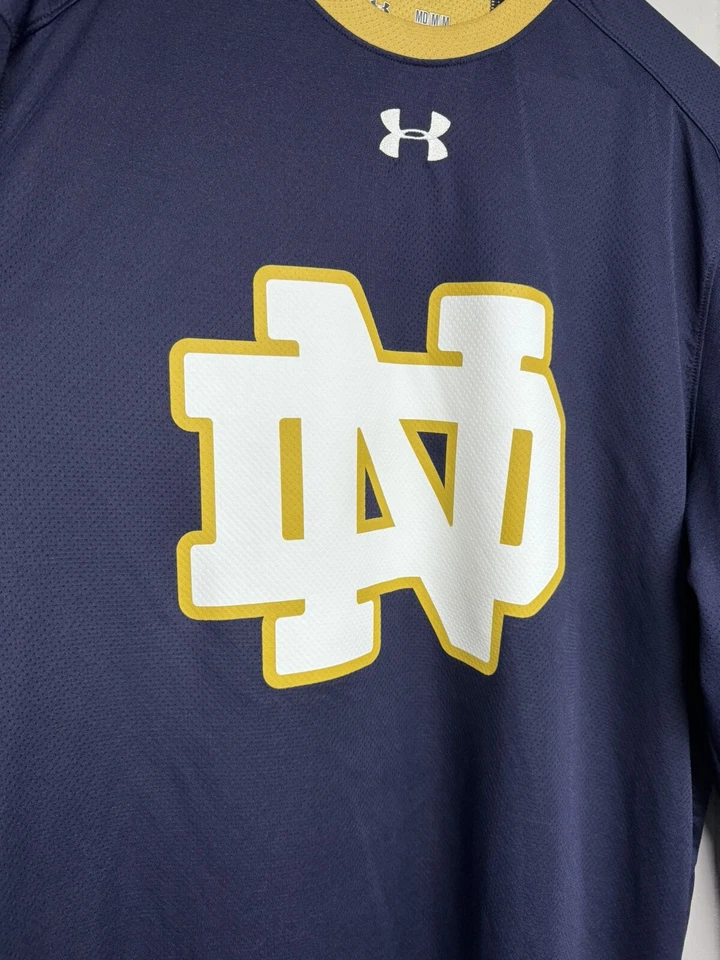 Notre Dame Under Armour Heat Gear Manga Larga Serigrafía ND Suelto Hombres MD Foto 3 de 4
