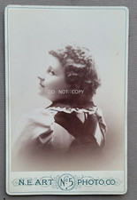 1880'S CABINET CARD PHOTO...PRETTY ELEGANT VICTORIAN LADY ARTISTIC BACK POSE