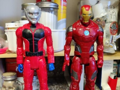 2 action figures 2013 & 2015 TM DC Comics / Marvel Red Iron Man Green Redakai