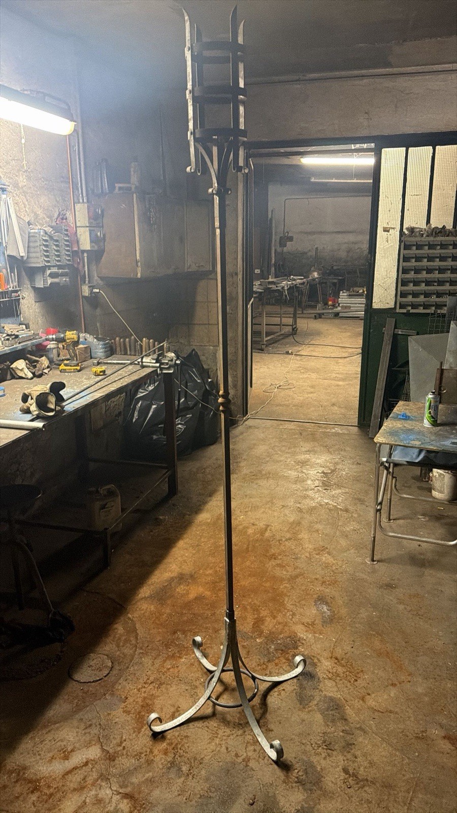 LAMPADA A PIANTANA ANTICA DA TERRA IN FERRO BATTUTO FORGIATO MANO STILE FLOREALE