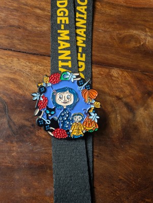 Caroline mit Katze animiert Horror Emaille Pin Anstecker süß nostalgisch Geschenkidee  