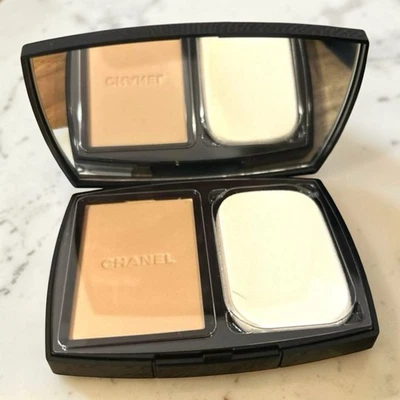 Chanel Vitalumière Compact Powder Foundation SPF10 30 Beige 13g - image 1 of 4