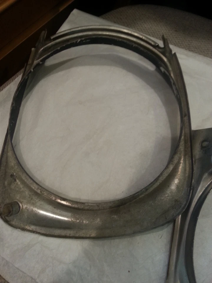 OER 3914769-70 1968 Standard Chevrolet Camaro Aluminum Headlamp Bezel Set Foto 4 de 4