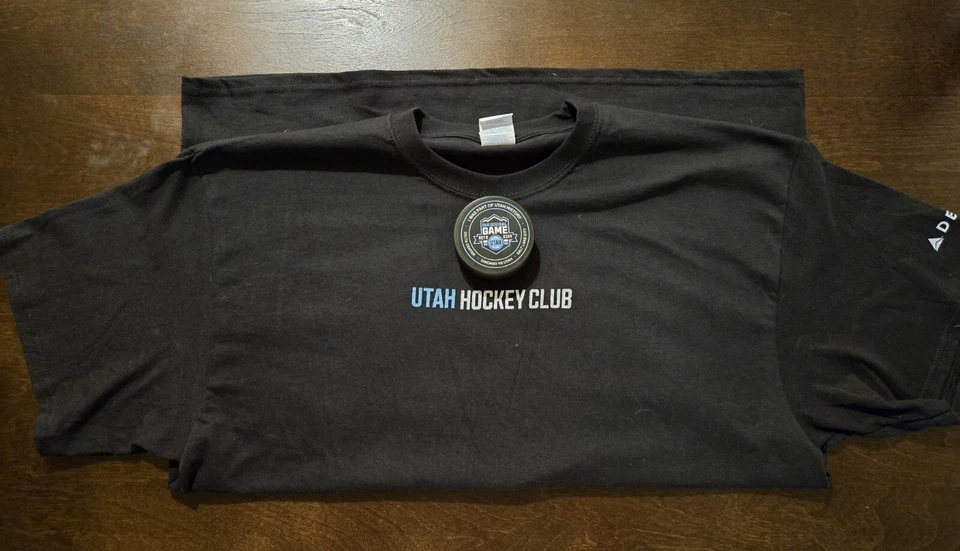 Camiseta, Toalla y Disco Juego Inaugural Utah Hockey Club 10/8/2024 Primer Juego Foto 2 de 2