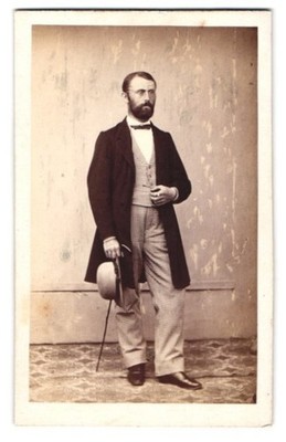 Fotografie Herr Friedrich Feis im Anzug mit Melone und Flanierstock 