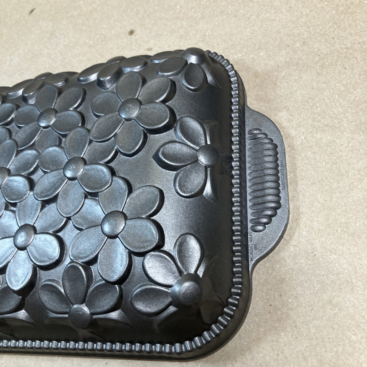 Nordic Ware Daisy Cake Pan 10 Cups 9x11 Floral Flowers Cast Mold